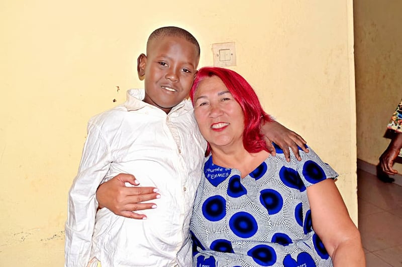 Una mujer abraza a un joven mientras espera su turno para ser bautizado en Bamako, Mali, el 18 de abril de 2026.