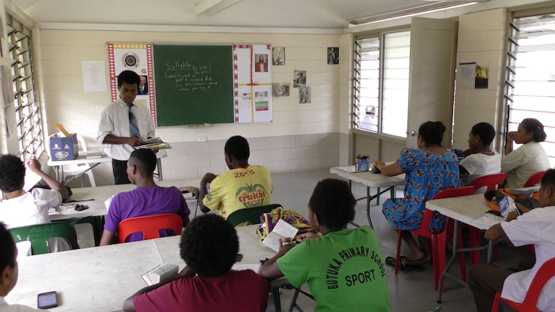 Un maestro y estudiantes participan en Tener Éxito en la Escuela, una iniciativa educativa de La Iglesia de Jesucristo de los Santos de los Últimos Días que ayuda a los jóvenes de 11 a 18 años a progresar académica, espiritual y socialmente.