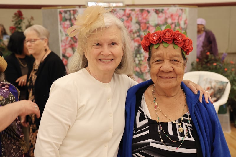 Myra Horonzy y Eiko John Alati se toman una foto juntas durante una conferencia de mujeres de estaca en Asheville, Carolina del Norte.
