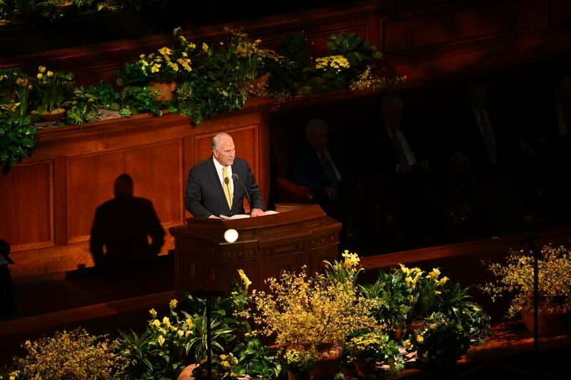 El élder Ronald A. Rasband, del Cuórum de los Doce Apóstoles, habla durante la sesión del domingo por la tarde.