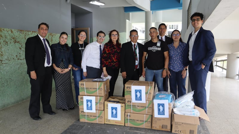 Los voluntarios de La Iglesia de Jesucristo de los Santos de los Últimos Días posan para una foto con suministros humanitarios para hospitales en Venezuela el 29 de junio de 2026, una semana después de que dos terremotos mortales azotaran el país.