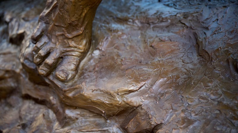 Detalles de la estatua "Jesucristo llevando la cruz", creada por Michael Hall, muestran gotas de sangre que simbolizan la sangre que cayó del cuerpo de Cristo antes de que fuera levantado en la cruz para ser crucificado. La estatua fue instalada el miércoles 17 de septiembre de 2025.