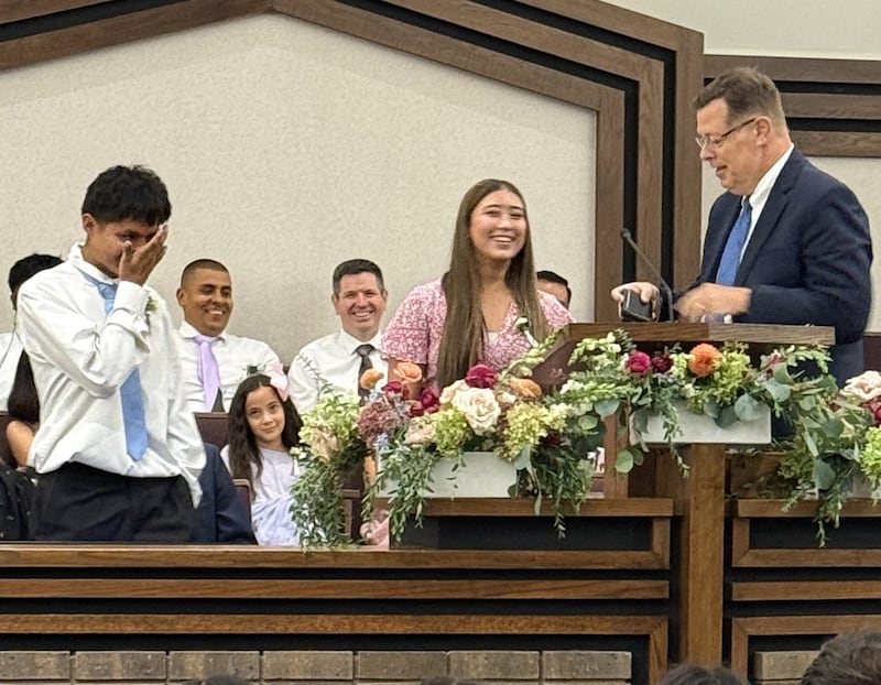 José Coy, 18, y Loreana Arguedas, 16, están de pie con el élder Clark G. Gilbert del Cuórum de los Doce Apóstoles en el Centro de Estaca Schaumburg Illinois en Chicago, Illinois el domingo 20 de septiembre de 2026.