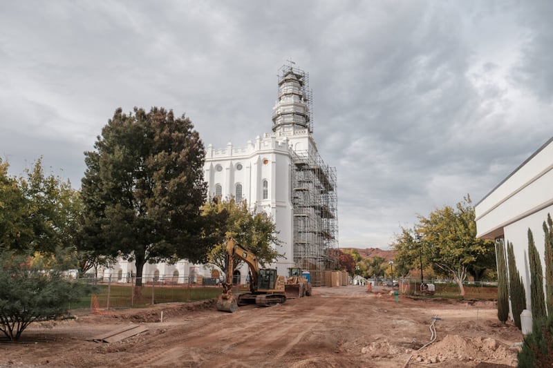 El Templo de St. George, Utah de La Iglesia de Jesucristo de los Santos de los Últimos Días se ve desde el sur, el viernes, 6 de noviembre de 2020 en St. George. Se espera que la renovación del templo se complete en 2022.