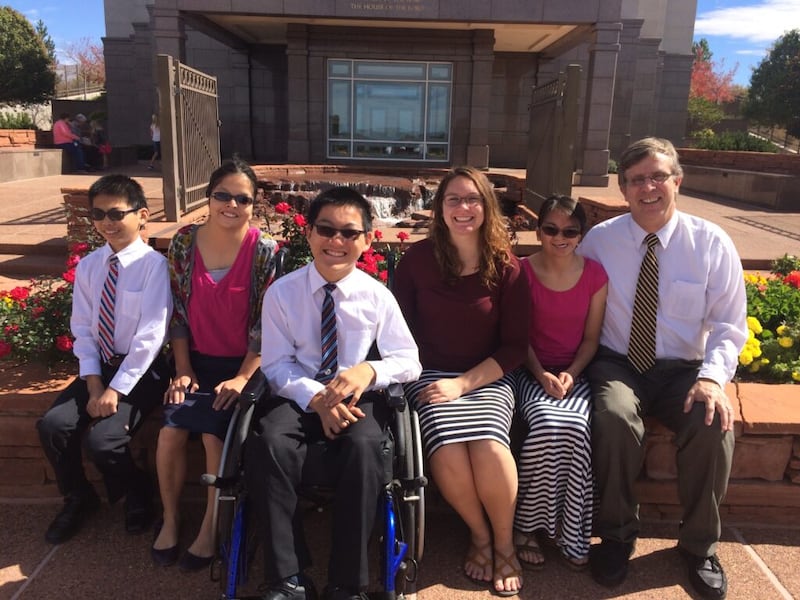 Josh, Caroline, Chad, Hailey, Ashley y Kelly McKendrick aparecen frente al Templo de Snowflake, Arizona.