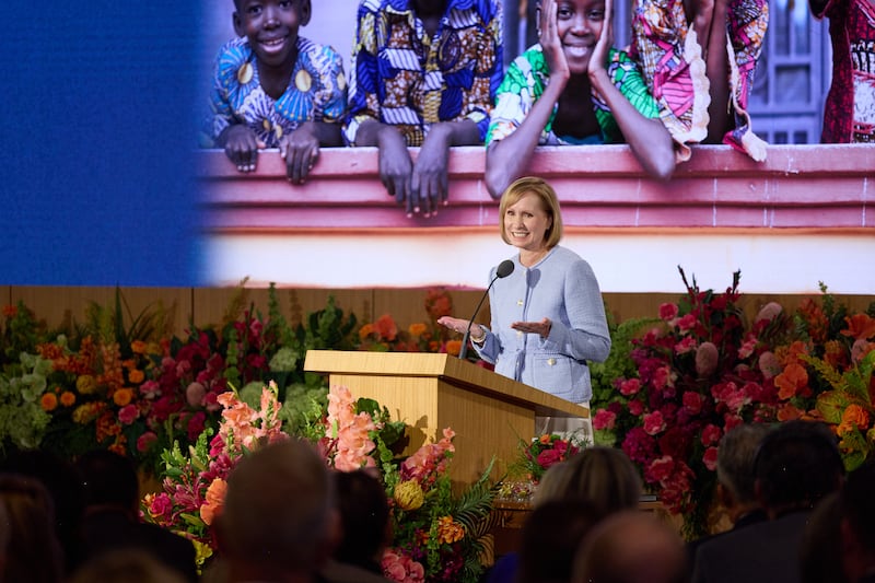 La hermana Amy A. Wright, primera consejera de la Presidencia General de la Primaria y miembro del Consejo Ejecutivo Misional de la Iglesia, habla durante el Seminario para Nuevos Líderes de Misión 2026 el viernes 19 de junio de 2026, en el Centro de Capacitación Misional de Provo en Provo, Utah.