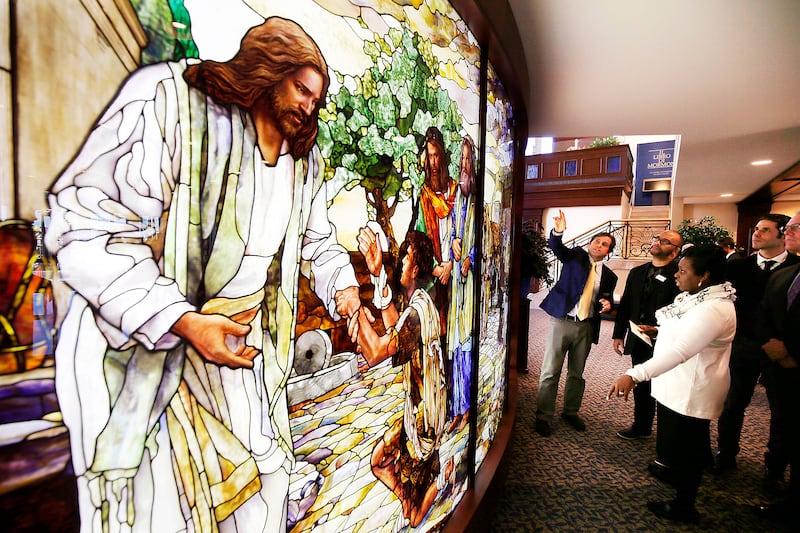 Tom Holdman, centro izquierda, de Holdman Studios, analiza el trabajo de vitrales de su empresa con el Pastor Chris Zacharias y su esposa Kim de la Iglesia John Wesley A.M.E. Zion durante una gira por el Templo de Roma Italia y el Centro de Visitantes del Templo de Roma el martes, 15 de enero de 2019.