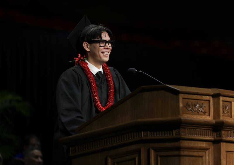 Manuarii Tefan, un graduado de BYU–Hawaii de Tahití, habla durante la ceremonia de graduación celebrada en el Centro de Actividades Cannon en Laie, Hawái, el viernes 12 de diciembre de 2025.