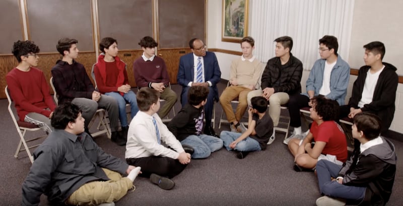 El hermano Ahmad Corbitt, primer consejero de la presidencia general de los Hombres Jóvenes, habla con un grupo de hombres jóvenes sobre la importancia de la revelación personal, durante el evento Cara a Cara del 9 de marzo de 2022.