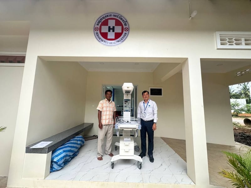 Empleados del Centro de Salud Seda Senchhey en Tboung Khmum, Camboya, posan junto a equipos médicos donados por la Iglesia el 7 de junio de 2025.