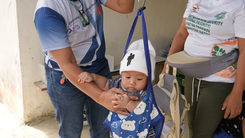 Un niño es pesado durante una evaluación nutricional en Filipinas, agosto de 2025.