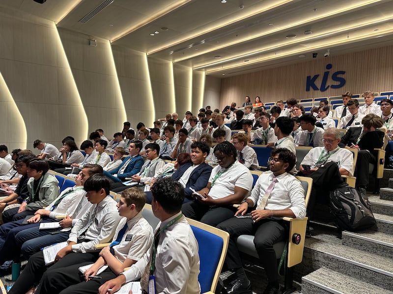 Jóvenes participan en una devocional y discusión en una Conferencia Internacional Para la Fortaleza de la Juventud en Bangkok, Tailandia, el 21 de junio de 2026.