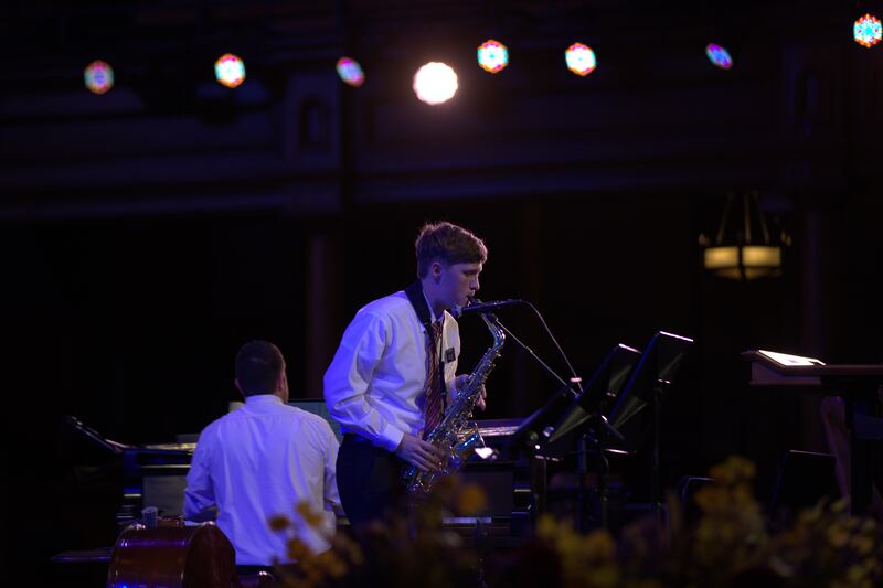 El Élder Ethan Rodabough, un misionero de servicio de Bountiful, Utah, actúa durante el Festival de Música de la Iglesia 2025, celebrado el sábado 15 de noviembre de 2025, en el Tabernáculo de Salt Lake en Salt Lake City.
