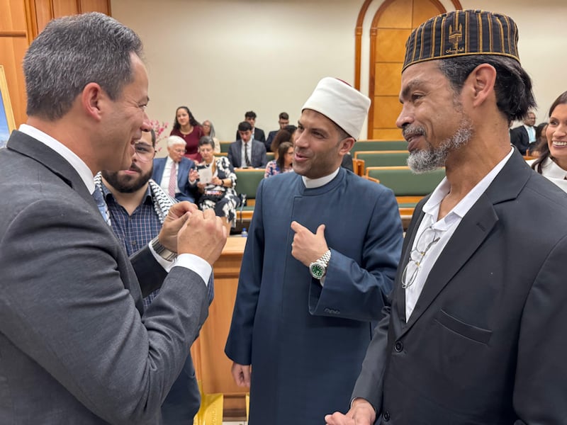 El élder Ronald M. Barcellos, Setenta Autoridad General y consejero en la presidencia del Área de Brasil, a la izquierda, conversa con los asistentes en la ceremonia de colocación de la primera piedra del Templo de Santos, Brasil, el sábado 1 de agosto de 2026, en Santos, Brasil.