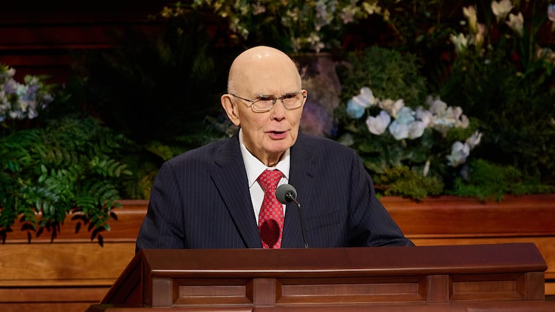 El presidente Dallin H. Oaks habla durante la sesión del domingo por la tarde de la 196ª Conferencia General Anual de La Iglesia de Jesucristo de los Santos de los Últimos Días en el Centro de Conferencias en Salt Lake City, el 5 de abril de 2026.