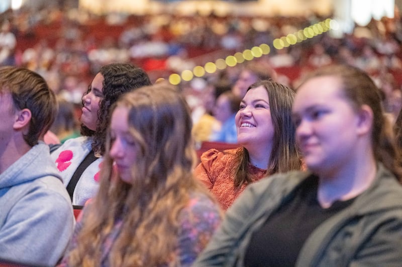 Los estudiantes de BYU–Idaho se reúnen en el Centro de Institutos para un devocional con el élder B. Cory Cuvelier, Setenta Autoridad General, en Rexburg, Idaho, el martes 19 de mayo de 2026.