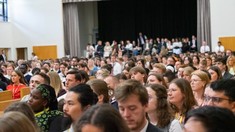 Los adultos jóvenes escuchan al élder Clark G. Gilbert, del Cuórum de los Doce Apóstoles, el domingo 31 de mayo de 2026, durante la Conferencia de Adultos Jóvenes Uno por Uno de La Iglesia de Jesucristo de los Santos de los Últimos Días, realizada en Lancashire, Inglaterra.