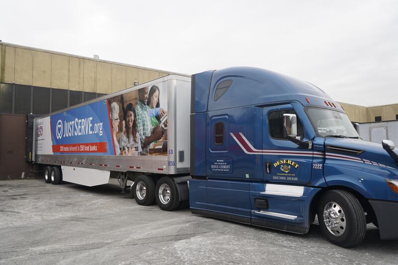 Las donaciones de alimentos de La Iglesia de Jesucristo de los Santos de los Últimos Días se descargan de un camión semirremolque en Feeding Westchester en Elsford, Nueva York, el jueves 19 de marzo de 2026.