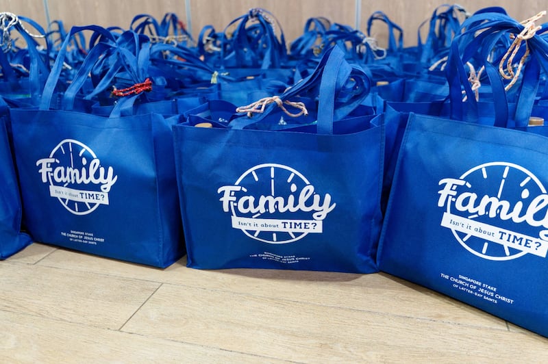 Bolsas de raciones secas esperan distribución por La Iglesia de Jesucristo de los Santos de los Últimos Días en el proyecto de servicio celebrado junto con una Ceremonia de Premios de Estudio en el Centro Comunitario de West Coast en Singapur, 6 de diciembre de 2025.