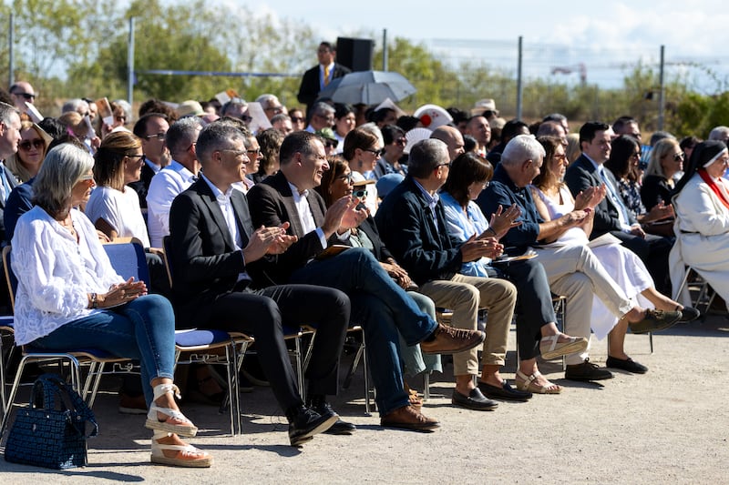 Miembros de la comunidad, Santos de los Últimos Días y líderes locales asisten a la ceremonia de colocación de la primera piedra del Templo de Barcelona España el sábado, 19 de septiembre de 2026, en Barcelona, Cataluña, España.
