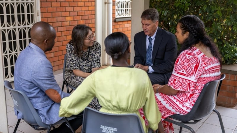 El élder Carl B. Cook y la hermana Lynette Cook comparten una experiencia de enseñanza con las hermanas misioneras en Kampala, Uganda, el 18 de marzo de 2026.