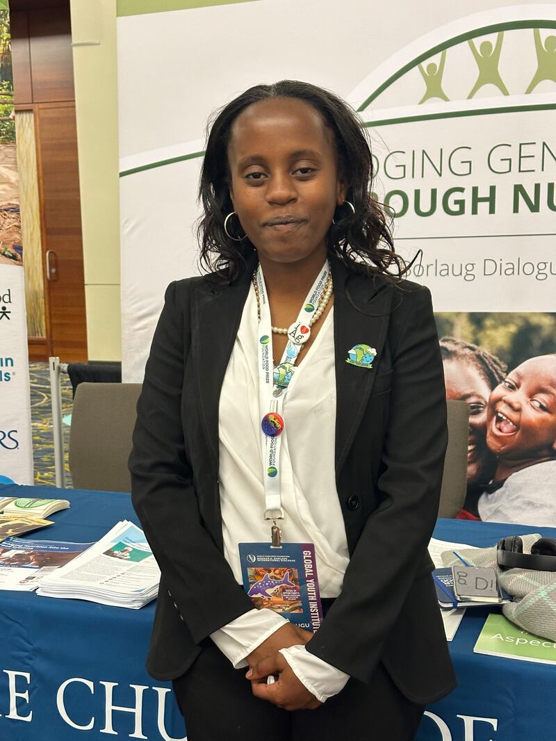 Diana Kibugu, una estudiante de Kenia, visita el puesto de información de la Iglesia en el Diálogo Internacional Borlaug del Premio Mundial de la Alimentación en Des Moines, Iowa, el 31 de octubre de 2024.