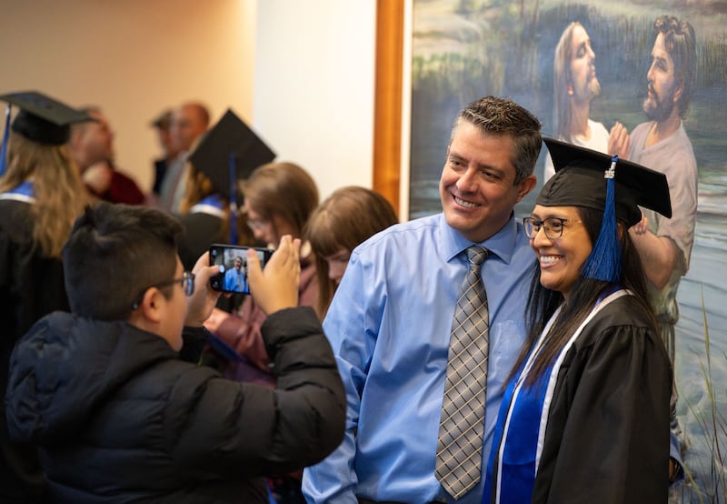 Los graduados de BYU–Idaho se reúnen en el Centro BYU–I en Rexburg, Idaho, para la ceremonia de graduación celebrada el jueves 18 de diciembre de 2025.