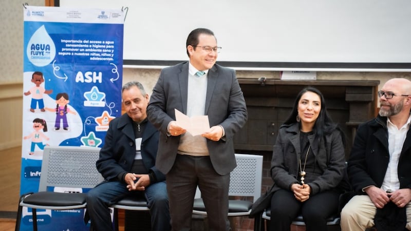 El presidente Ricardo Moo, de la Estaca Chihuahua México, habla en la ceremonia de entrega para la instalación de kits de tratamiento de agua y tanques de almacenamiento.