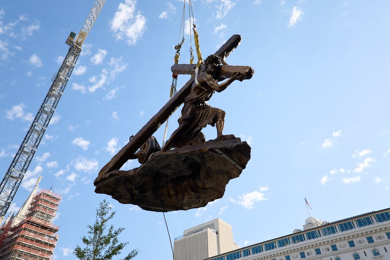 Los miembros del equipo instalan la estatua "Jesucristo llevando la cruz", creada por Michael Hall, justo al sur del Templo de Salt Lake, el miércoles 17 de septiembre de 2025.
