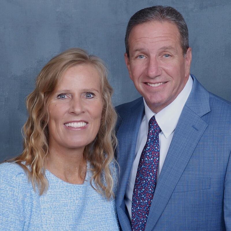 Carl E. Harris y Tammy Harris, quienes servirán como presidente y compañera de la Misión Utah Orem a partir de julio de 2026.