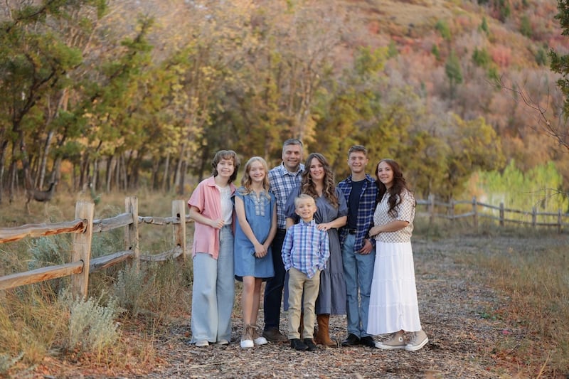 Traci Law — compositora de "Pequeñito en un Pesebre" — posa para una foto con su familia en Elk Ridge, Utah, 2023.