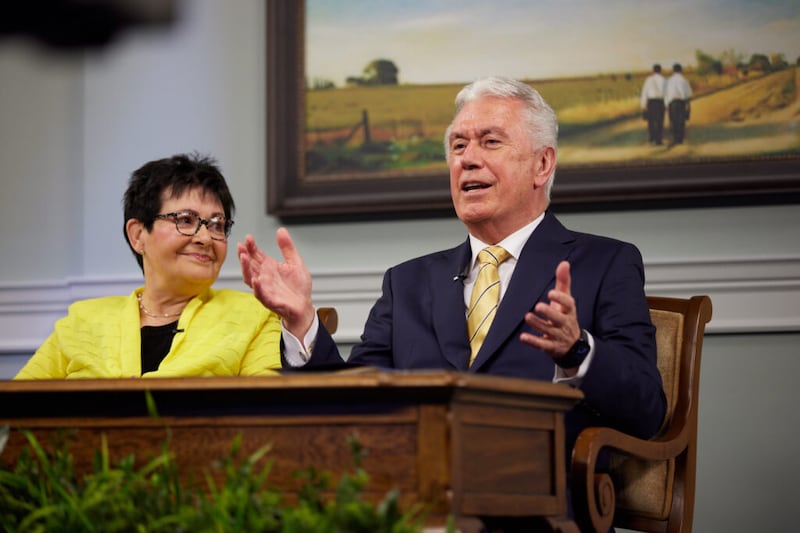 El élder Dieter F. Uchtdorf, del Cuórum de los Doce Apóstoles de La Iglesia de Jesucristo de los Santos de los Últimos Días, y su esposa, la hermana Harriet R. Uchtdorf, se dirigen a los misioneros durante un devocional transmitido el 25 de febrero de 2021.