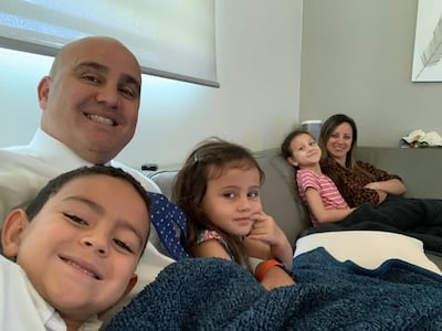 Wilfred Rosa y su esposa, Idaliz Santiago, pasaron el día de reposo del 29 de marzo de 2020 ayunando y compartiendo tiempo con sus hijos — Alexander, Daniela y Marina. Al igual que muchos otros miembros de la Iglesia en el mundo, la familia aceptó la invitación del presidente Russell M. Nelson para ayunar por una resolución a la pandemia del coronavirus.