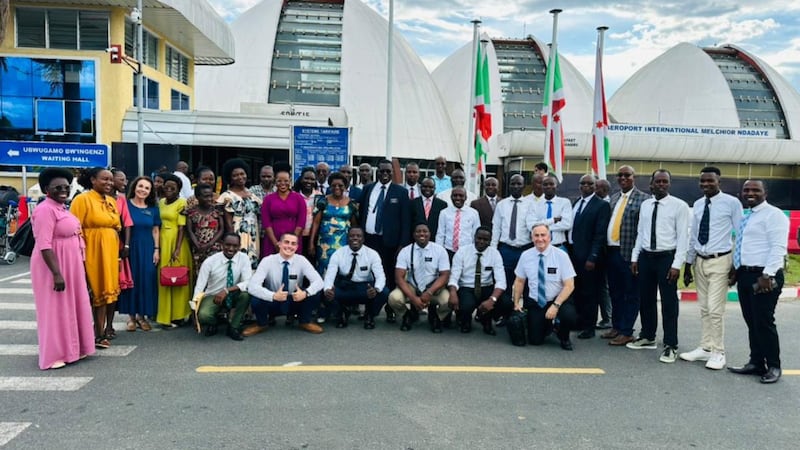Miembros de la Iglesia se toman una foto con los misioneros en el aeropuerto de Bujumbura, Burundi, el 16 de abril de 2026.