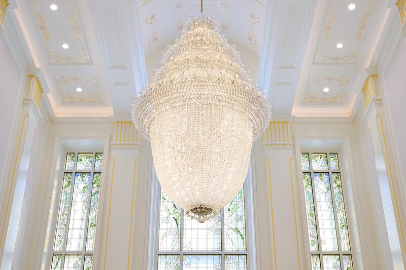 Una lámpara de araña dentro del salón celestial del Templo de Lindon, Utah.