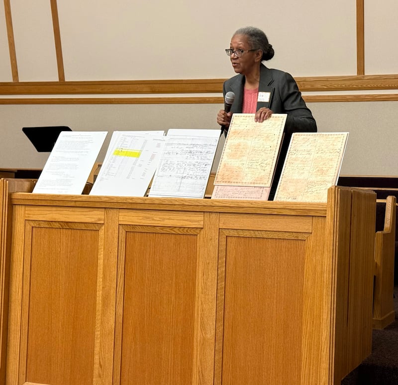 Anita Boyd, presidenta de la Sociedad Genealógica e Histórica Afroamericana de Chicago, habla a los entusiastas de la genealogía en un evento organizado por la Estaca Chicago Illinois el 7 de marzo de 2026. Más de 40 personas se reunieron para participar en clases y escuchar discursos de expertos de la Biblioteca Newberry de Chicago y de la Sociedad Genealógica e Histórica Afroamericana de Chicago.