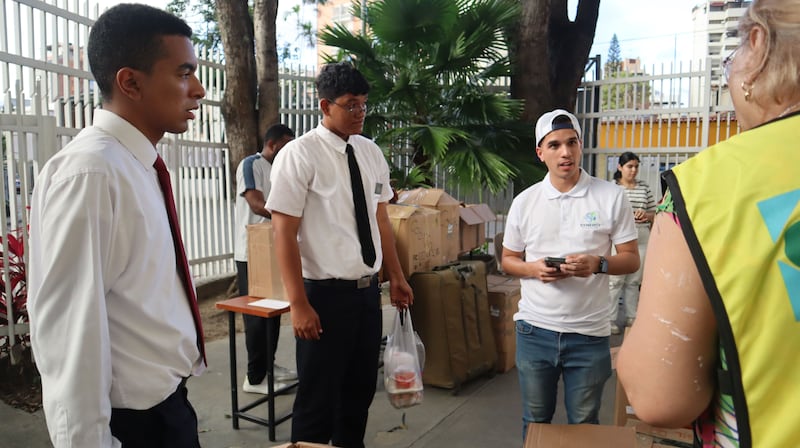 Voluntarios y misioneros de La Iglesia de Jesucristo de los Santos de los Últimos Días preparan artículos para los afectados por los terremotos gemelos en Venezuela el sábado, 27 de junio de 2026.