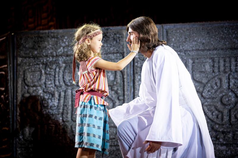 Una escena de la Producción teatral del cerro Cumorah representa al Salvador visitando las Américas. La obra se llevó a cabo el 11-13 y el 16-20 de julio de 2019, en la ladera al lado del Centro de Visitantes del cerro Cumorah en Manchester, Nueva York.
