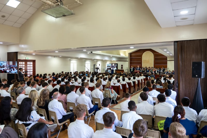El élder Ronald A. Rasband, del Cuórum de los Doce Apóstoles, habla a una congregación de más de 800 misioneros de varias misiones en el área de Santo Domingo, República Dominicana.