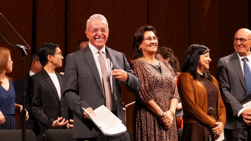 El élder Ulisses Soares del Cuórum de los Doce Apóstoles, a la izquierda, y su esposa, la hermana Rosana Soares, segunda desde la izquierda, llegan a una devocional para jóvenes adultos solteros en el Teatro David H. Koch en Lincoln Center for the Performing Arts en la Ciudad de Nueva York el domingo, 20 de septiembre de 2026.