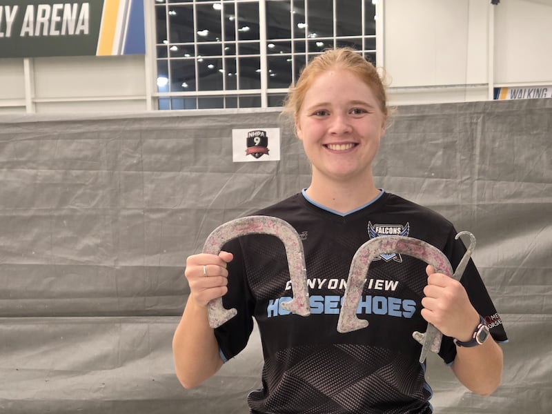 Adilaide Ohms, de 18 años, sostiene sus herraduras después de ganar el Campeonato Mundial de la Asociación Nacional de Lanzadores de Herraduras el 18 de julio de 2026.