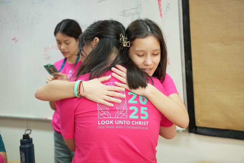 Jóvenes mujeres se abrazan durante la conferencia FSY del Área de Asia en Bangkok, Tailandia, durante el fin de semana del 31 de julio al 5 de agosto de 2025.