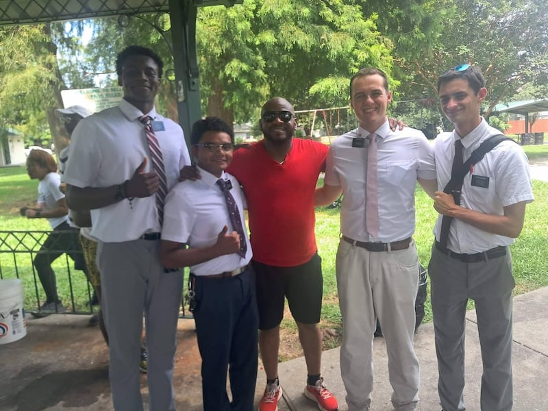 Los misioneros de la Misión Baton Rouge de Luisiana prestan servicio el 4 de julio de 2026. Más de 150 misioneros de Luisiana celebraron el 250 aniversario de Estados Unidos con 250 horas de servicio comunitario y 250 invitaciones para adorar.