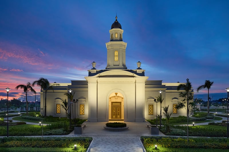El exterior del Templo de Bacolod, Filipinas, al anochecer.