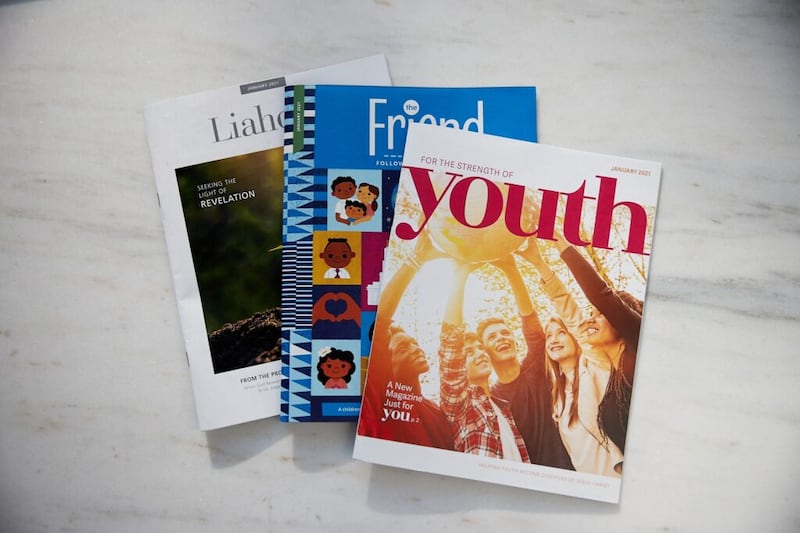 Portadas de las revistas El Amigo, Para la Fortaleza de la Juventud y la Liahona.