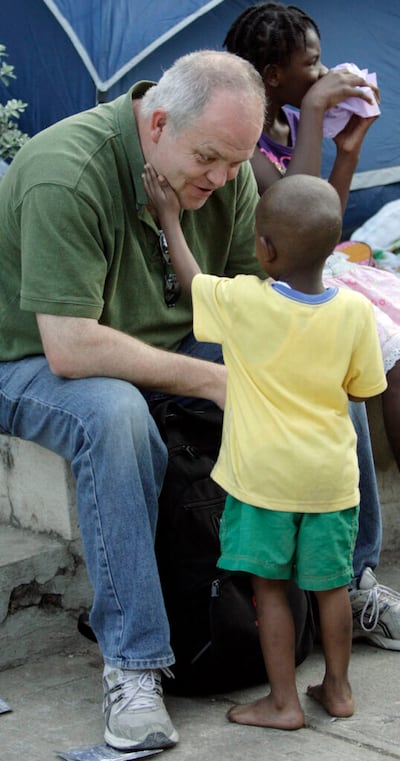 El reportero de Church News/Deseret News, Scott Taylor, habla con un joven haitiano en Puerto Príncipe, Haití, el miércoles 20 de enero de 2010.