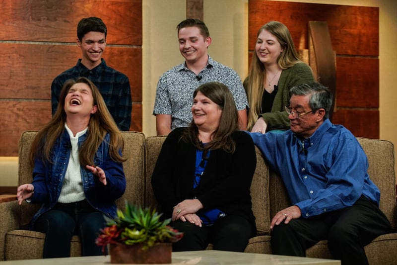 Los miembros de la familia Hurtado se ríen durante un panel de discusión sobre la historia familiar en el estudio del Edificio de Oficinas de la Iglesia el martes, 21 de diciembre de 2021, en Salt Lake City.