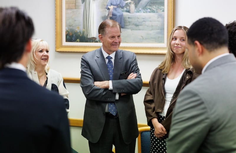 El élder Gary E. Stevenson, del Cuórum de los Doce Apóstoles, y su esposa, la hermana Lesa Stevenson, se reúnen con jóvenes adultos solteros en Perth, Australia, el 15 de mayo de 2026.