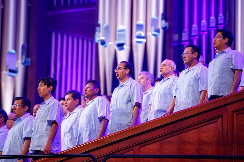 Miembros del coro cantan canciones de toda América Latina durante un ensayo general de "Luz de las Naciones" en Salt Lake City, Utah, el 3 de noviembre de 2025.