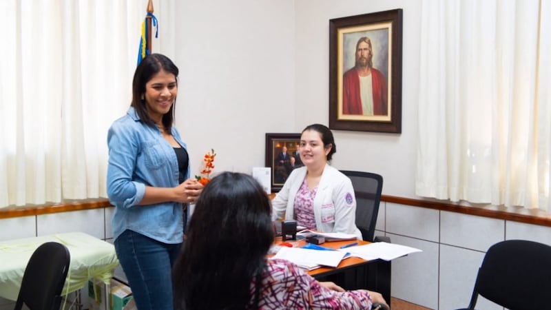 La Iglesia y la Asociación Salvadoreña para la Prevención del Cáncer se preparan para realizar exámenes de detección de cáncer de mama en una capilla de la Iglesia en Mejicanos, El Salvador, el 27 de julio de 2026.